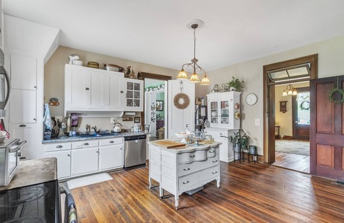 Glasgow Cottage | Carroll Cottage 1 Bedroom by Main Street Bed & Breakfast