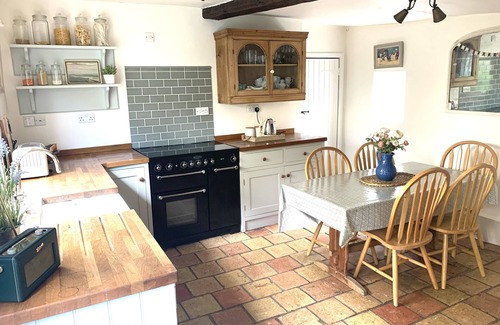 Kimbolton House | Carters Yard C13th Cottage in the centre of the historic village of Kimbolton