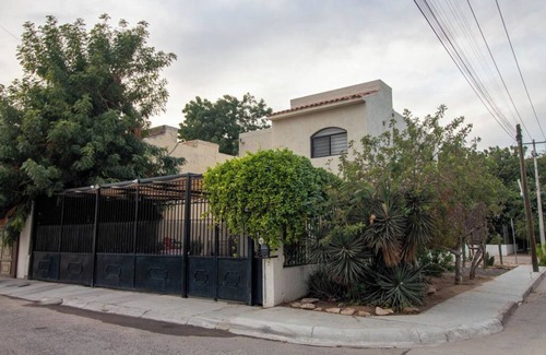 La Paz House | Casa Amplia, a Solo 3 Minutos del Malecón, a dos Cuadras de Super Mercados