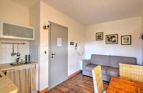 Marina di Castagneto Carducci House | Casa Aneto B: A welcoming apartment surrounded by the greenery, with Free WI-FI.