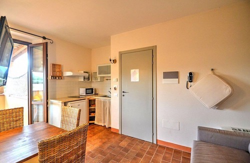 Marina di Castagneto Carducci House | Casa Aneto B: A welcoming apartment surrounded by the greenery, with Free WI-FI.