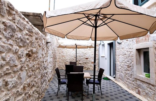 Grad Apartment | Casa Antea - 3 Bedroom with Hot Tub, Terrace and Free Parking