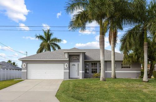 Trafalgar House | Casa Bella- Upgraded Waterfront Residence in Cape Coral with Heated Pool and Free Bikes