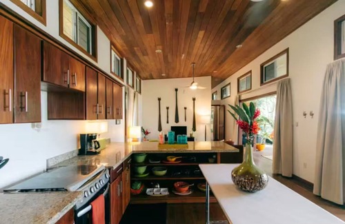 Carenero Island House | Casa Blanca- Ocean view, couples & family friendly