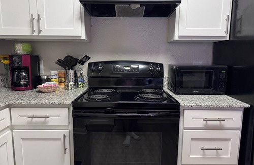 Pleasant Valley Apartment | Casa Bluebonnet - Apt in Austin with Gym, EV, pool, 8 mins to Downtown/Airport