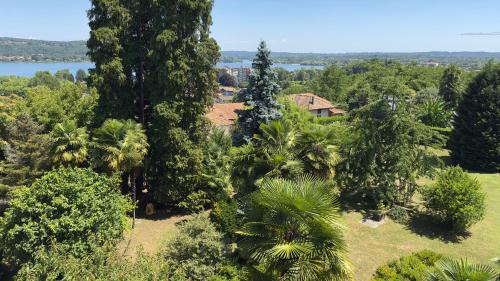 Dormelletto Apartment | Casa Bole, rustic-chic attic with lake glimpse