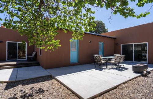 South Capitol House | Casa Buena, 3 BRs, WiFi, Fireplace, Near Santa Fe Plaza, Sleeps 6