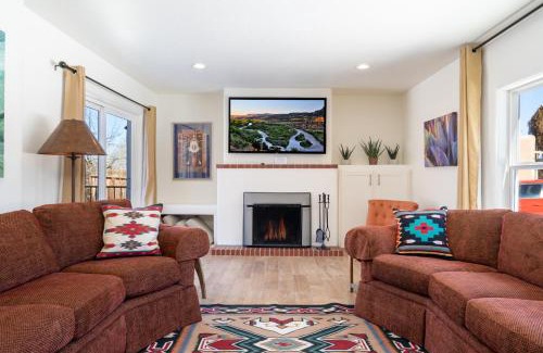 South Capitol House | Casa Buena, 3 BRs, WiFi, Fireplace, Near Santa Fe Plaza, Sleeps 6