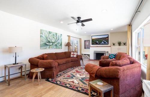 South Capitol House | Casa Buena, 3 BRs, WiFi, Fireplace, Near Santa Fe Plaza, Sleeps 6