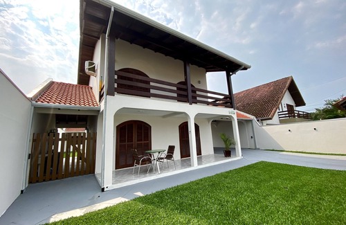 Caioba House | Casa Caiobá! 4 Quartos com Ar-cond., 4 Vagas de Estacionamento, Amplo Quintal!