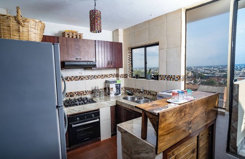 Cali House | Casa Colonial San Antonio, ideal for family and friends (Private parking)