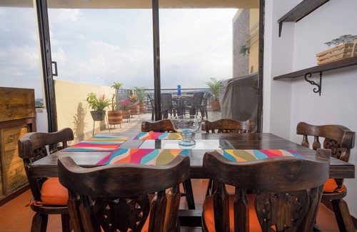 Cali House | Casa Colonial San Antonio, ideal for family and friends (Private parking)