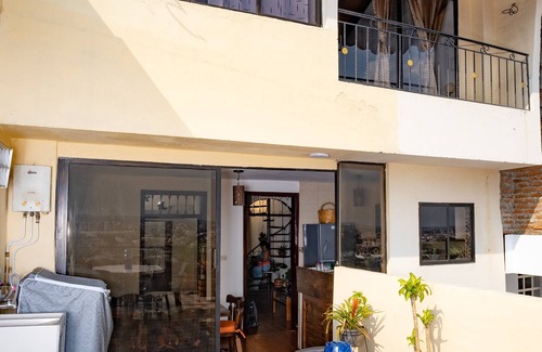 Cali House | Casa Colonial San Antonio, ideal for family and friends (Private parking)
