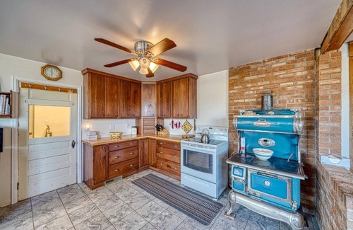 Salida House | Casa Commodore ~ Paddles, Pups & Proximity!
