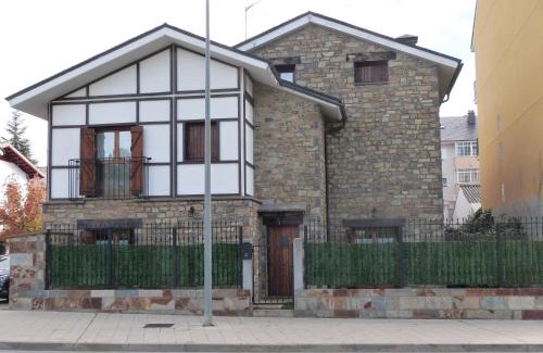 Jaca House | Casa con jardín frente ciudadela