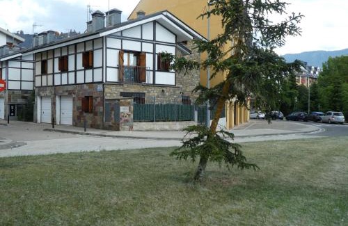 Jaca House | Casa con jardín frente ciudadela