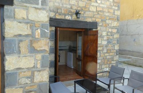 Jaca House | Casa con jardín frente ciudadela