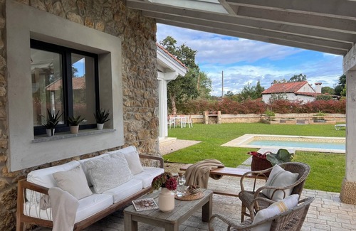 Lamadrid House | Casa con Jardín y Piscina Climatizada Cerca de Comillas a 10 min de la Playa