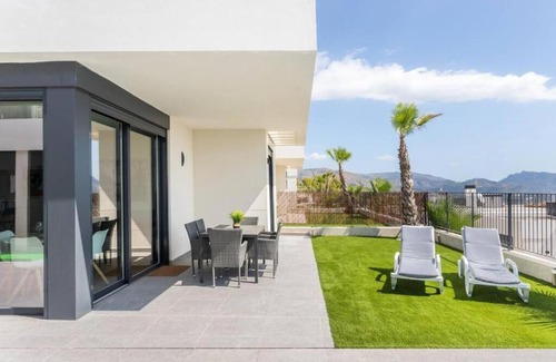 Polop House | Casa con piscina climatizada y vistas al mar