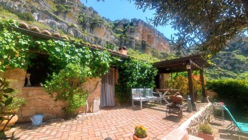 Aragosa House | Casa Corazón de piedra en el Río Dulce