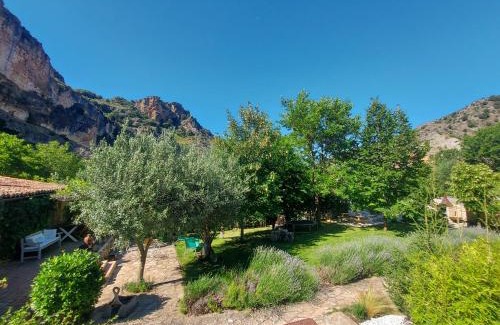 Aragosa House | Casa Corazón de piedra en el Río Dulce