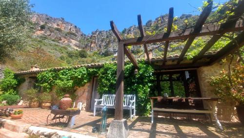 Aragosa House | Casa Corazón de piedra en el Río Dulce