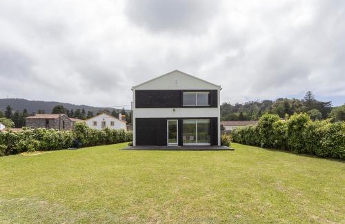 Sete Cidades House | Casa das Camélias - Family Villa by the lagoon