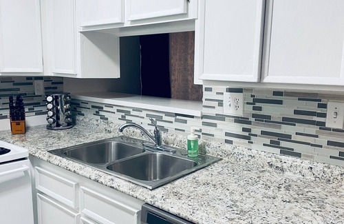 Royal Crest Rancheros Apartment | Casa de Harmon 7 min to Strip/Airport w/2 master bed
