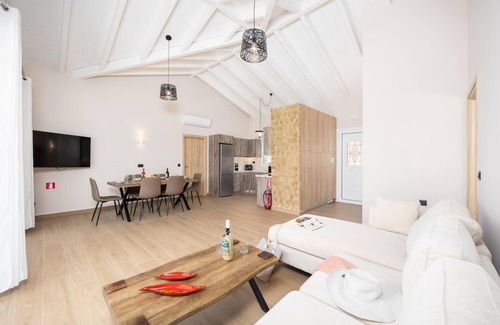 Lakithra Villa | Casa di Pietra - Two Bedroom Villa, Sleeps 4