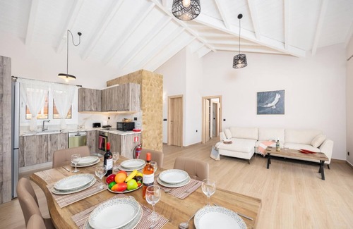 Lakithra Villa | Casa di Pietra - Two Bedroom Villa, Sleeps 4
