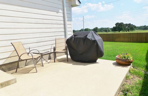 Bryan Apartment | Casa di Vino - Backyard BBQ near Messina Hof