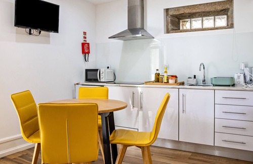 Cardielos Apartment | Casa do Mestre: Studio with External Suite, Mountain View, Garden and Wi-Fi