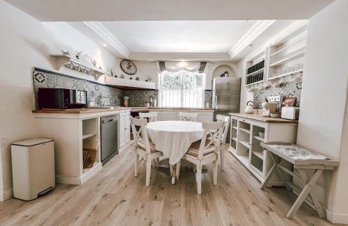 Nueva Andalucia House | Casa Dulce Vida