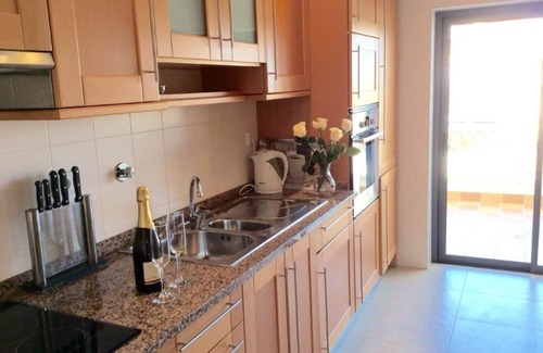 Porto de Mos Apartment | Casa Ella is a stunning 2 bed apt a 7 minute walk from the beach of Porto de Mos