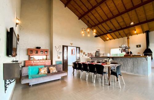 Carrancas House | Casa em ponto turístico de Carrancas, com PISCINA, VISTA de Cinema, 3 Suítes, cozinha EQUIPADA, NATUREZA exuberante, acesso à represa