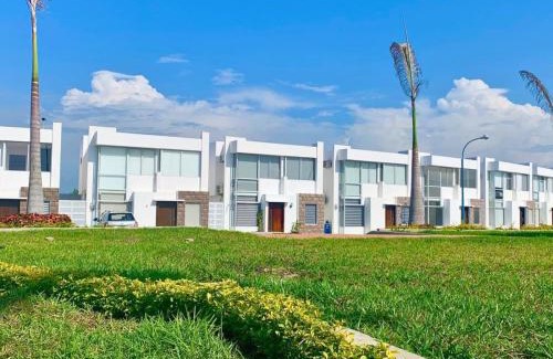Manta House | Casa Familiar a Pasos del Mar Playa y Felicidad