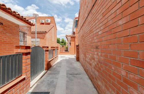 Sevilla Este House | Casa FIBES - Congresos parking y alberca