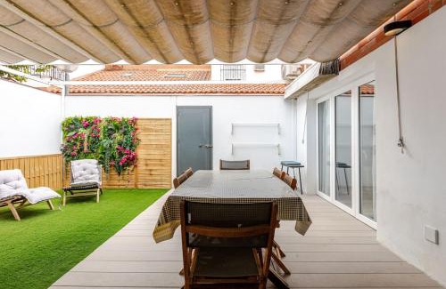 Sevilla Este House | Casa FIBES - Congresos parking y alberca