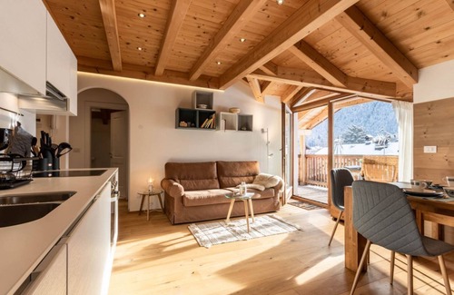 Valle San Silvestro Apartment | Casa Flora near train station