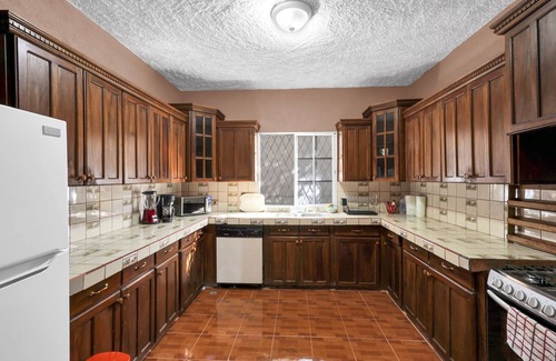 Leon House | Casa Guadalupe - 4BR/4.5BA Two-Story In Leon