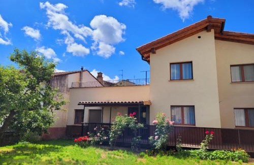 Riezu House | Casa Julio, bonita casa cómoda y espaciosa, totalmente reformada con terraza y jardin privado