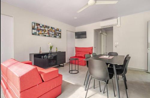 Punta Leona Apartment | CASA MARIPOSA a 500 metros de la playa FULL EQUIPADA Espacio y precio a tu medida Posibilidad de alquilar la casa entera, los dos apartamentos abajo o los 2 cuartos con baños privados en la planta alta Para 1 a 22 personas