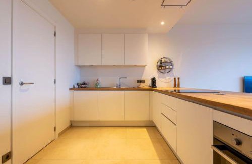 Stationsbuurt Noord Apartment | Casa Matti Modern Apartment with Canal View and Terrace