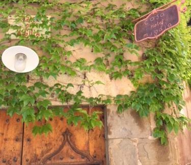 Sant Jordi Desvalls Bed & Breakfast | Casa Migdia