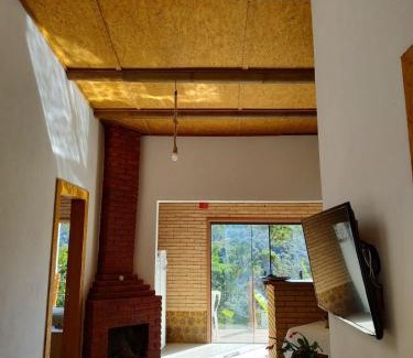 Teresopolis Ski Chalet | Casa Mohini Refúgio nas montanhas de Teresópolis Quarto com deck rede suspensa lareira cachoeira e piscina