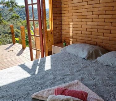 Teresopolis Ski Chalet | Casa Mohini Refúgio nas montanhas de Teresópolis Quarto com deck rede suspensa lareira cachoeira e piscina