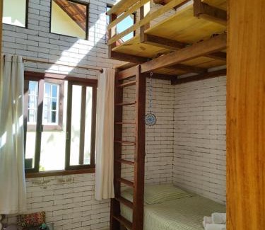 Teresopolis Ski Chalet | Casa Mohini Refúgio nas montanhas de Teresópolis Quarto com deck rede suspensa lareira cachoeira e piscina