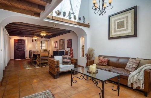 Colonia San Antonio House | Casa Mona Lisa, a short, level walk to the cathedral