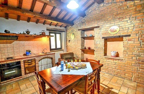 Sarnano House | Casa Noriana C: A characteristic and welcoming apartment situated in a quiet location, surrounded by a wonderful garden, with Free WI-FI.