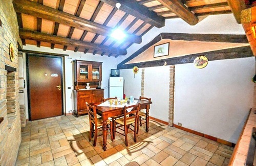 Sarnano House | Casa Noriana C: A characteristic and welcoming apartment situated in a quiet location, surrounded by a wonderful garden, with Free WI-FI.